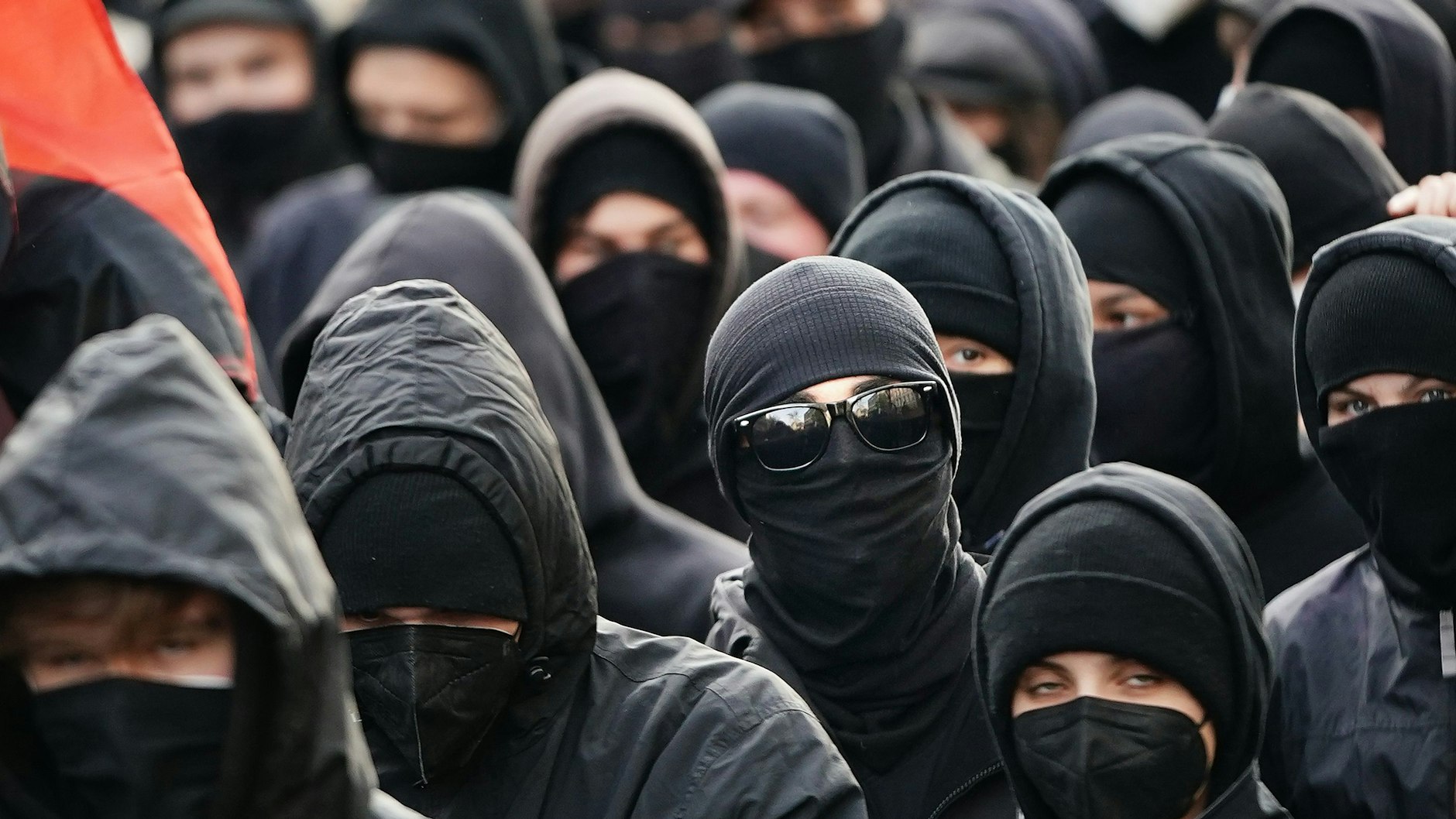 Der schwarze Block zeigt sich wie eh und je vermummt.