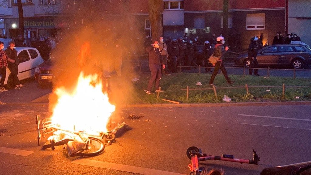 Unbekannte haben Rad und Roller in Neukölln angezündet. 