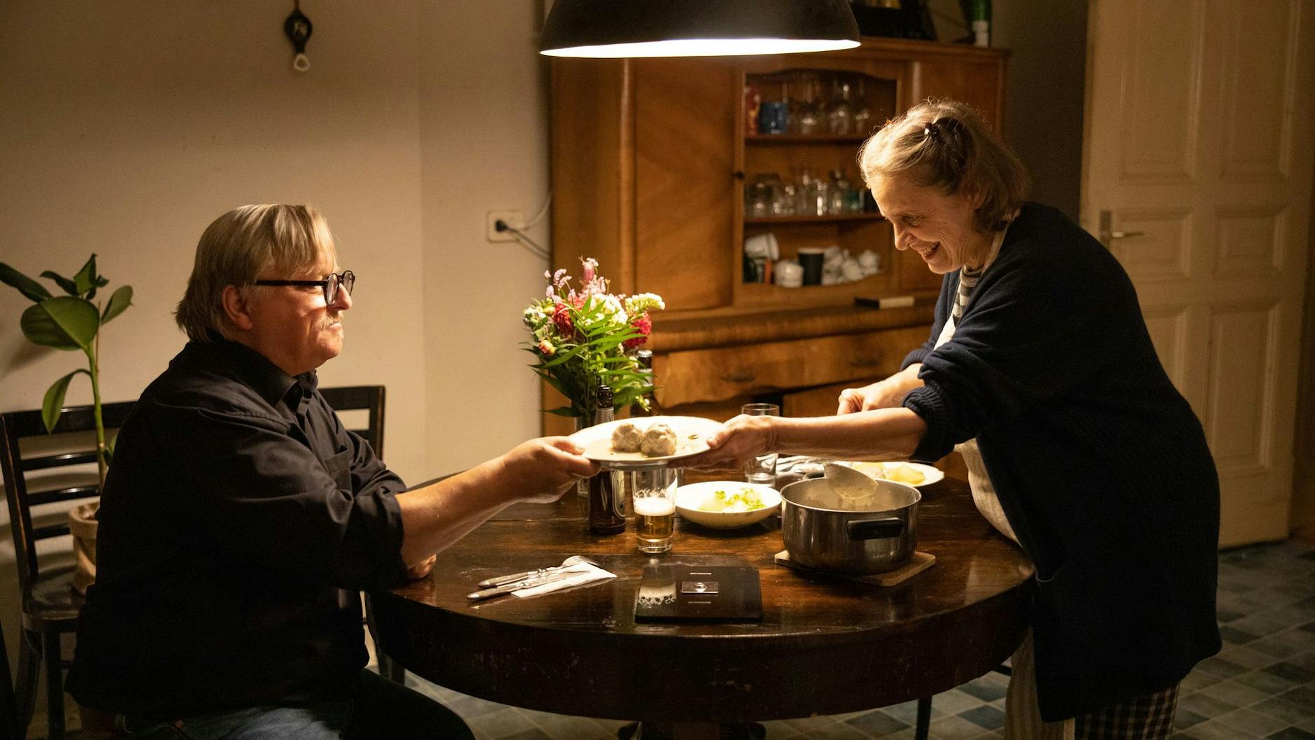 Nach der Schule kommt Ralph (Axel Prahl, l.) mal wieder in den Genuss von Karins (Katharina Thalbach, r.) Kochkünsten.