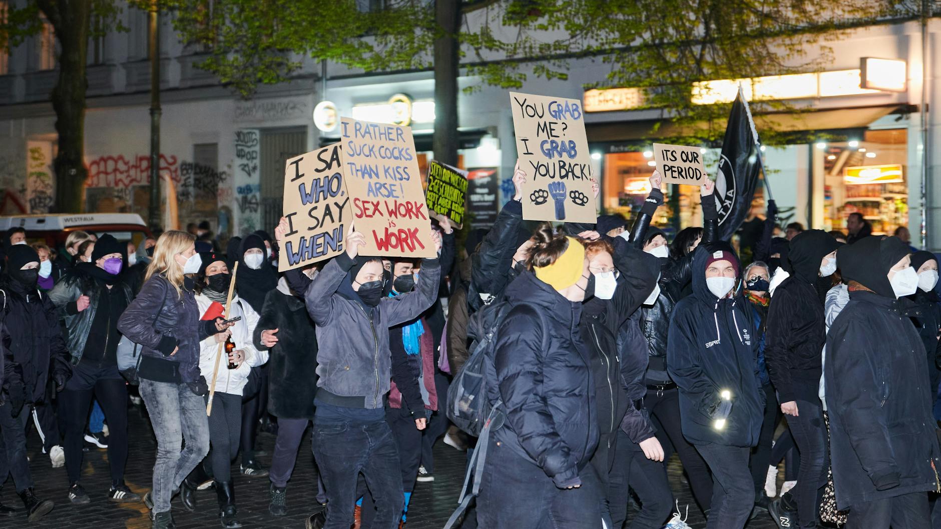 „It's our period“ steht auf einem der vielen Plakate, die Demonstranten halten. „Take back the night - Wir nehmen uns die Nacht zurück“ ist das Motto der Demonstration feministischer Gruppen, die in Kreuzberg startete. 