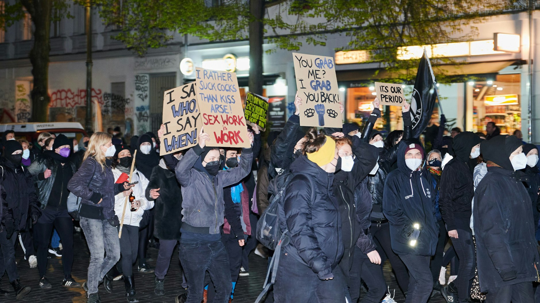 „It's our period“ steht auf einem der vielen Plakate, die Demonstranten halten. „Take back the night - Wir nehmen uns die Nacht zurück“ ist das Motto der Demonstration feministischer Gruppen, die in Kreuzberg startete.&nbsp;