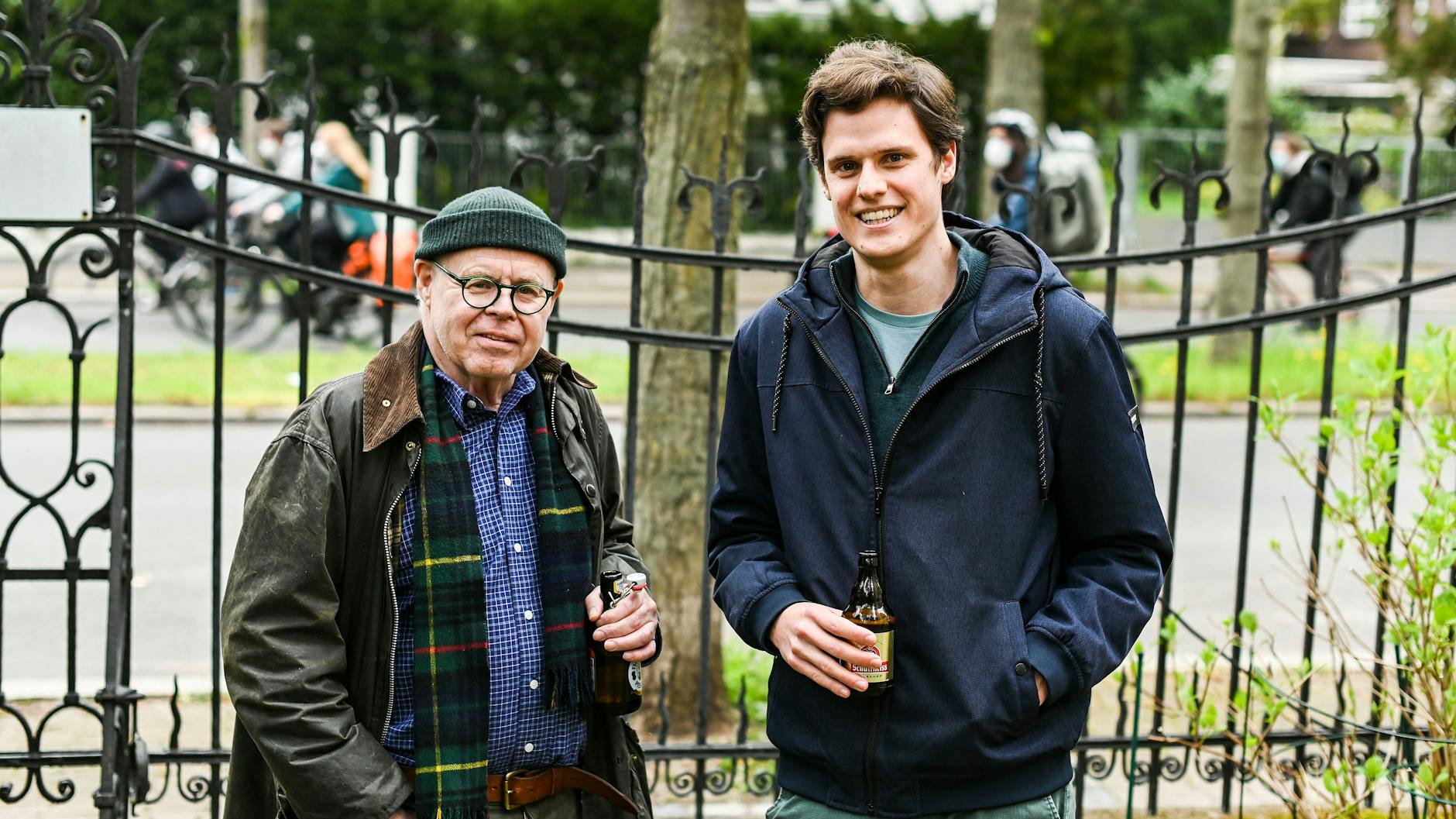 Frank-D. Apffelstaedt steht auf seinem Grunewalder Grundstück. Im Hintergrund fahren die Radfahrer vorbei.<br><br><br>