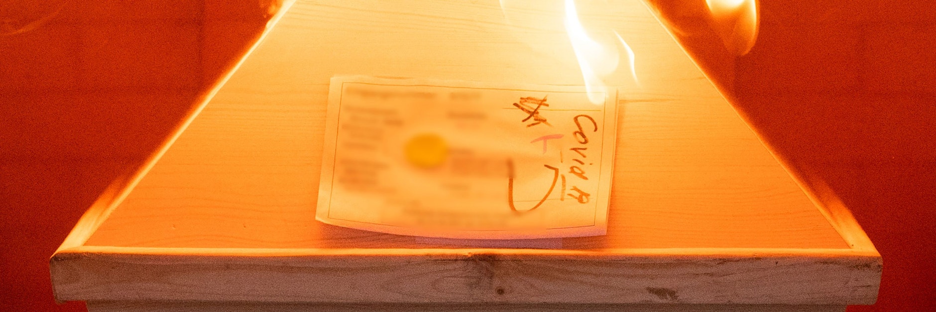 Ein Verstorbener in einem Sarg mit Aufschrift "Covid-19" wird im Krematorium "Die Feuerbestattungen Hildesheim" in einem Ofen eingeäschert.