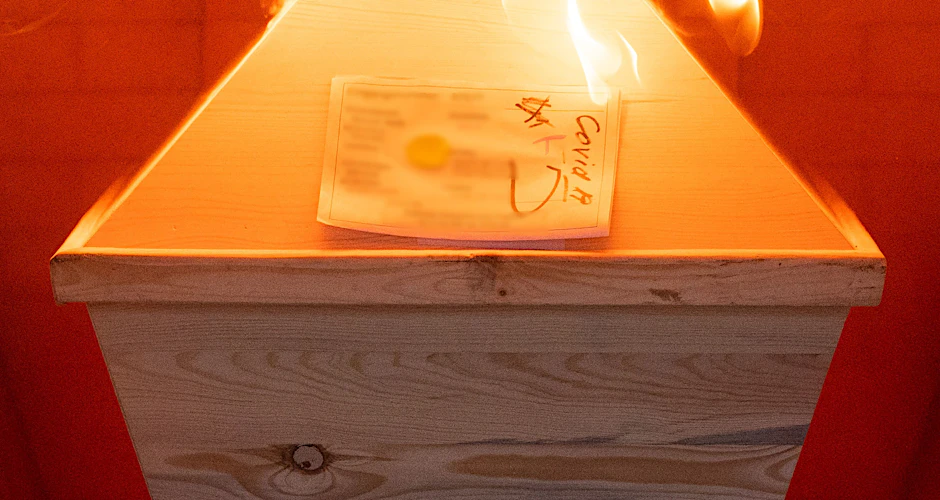 Ein Verstorbener in einem Sarg mit Aufschrift "Covid-19" wird im Krematorium "Die Feuerbestattungen Hildesheim" in einem Ofen eingeäschert.