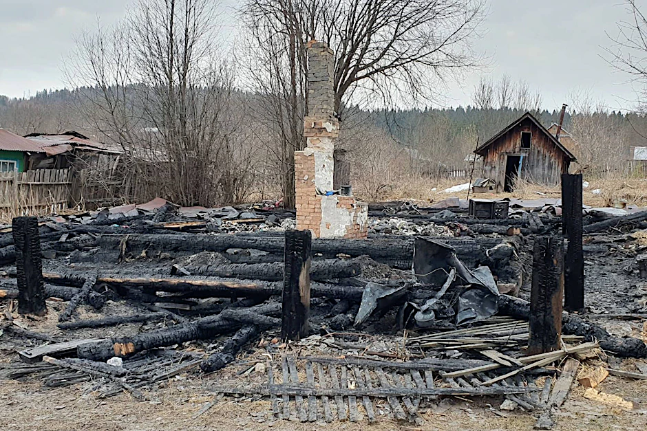 Nur noch Schutt, Asche und verkohlte Baumstämme: Die Reste des Holzhauses in der Stadt Kudymkar nach dem Brand.&nbsp;