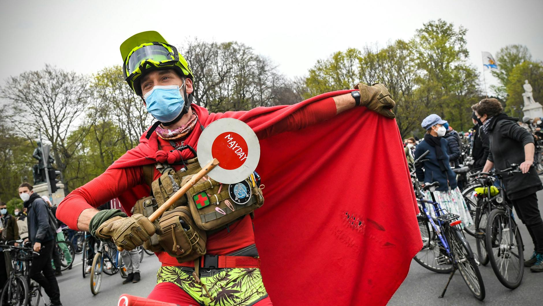 Auf der Fahrrad-Demo lässt sich am Großen Stern auch ein „Superheld“ blicken.