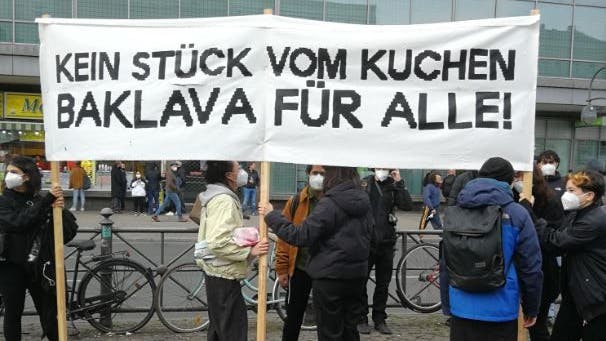 Protest-Plakat am Hermannplatz, fotografiert von unserer Reporterin Maria Sellamawit Häußler.