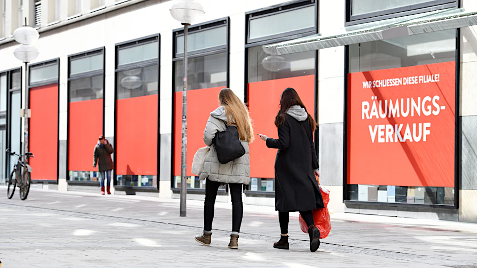 Räumungsverkauf – werden diese Plakate jetzt immer öfter an Geschäften zu sehen sein?
