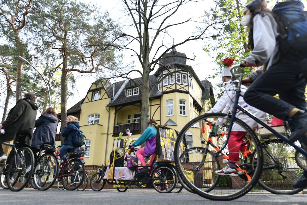 Anti-capitalists pay a visit to Grunewald