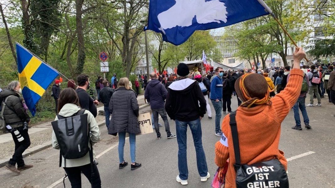 Flaggen in Lichtenberg: Auf der „Freedom Parade“ gegen die Corona-Maßnahmen wird zu „I will survive“ getanzt.