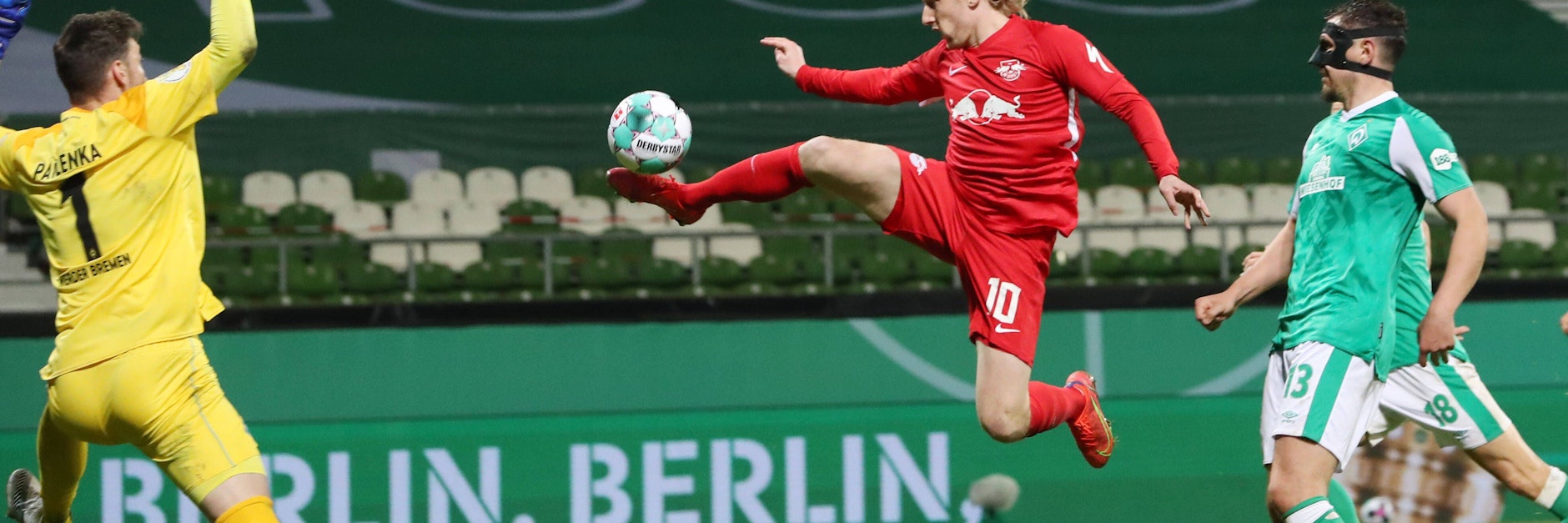 Leipzigs Emil Forsberg 10, RB Leipzig trifft artistisch zum 2:1-Siegtreffer in der Nachspielzeit. Bremens Keeper Juri Pavlenka hat keine Chance.&nbsp;