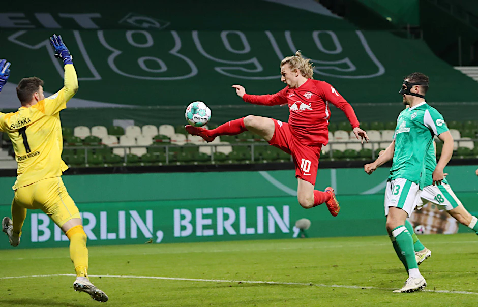 Leipzigs Emil Forsberg 10, RB Leipzig trifft artistisch zum 2:1-Siegtreffer in der Nachspielzeit. Bremens Keeper Juri Pavlenka hat keine Chance.&nbsp;