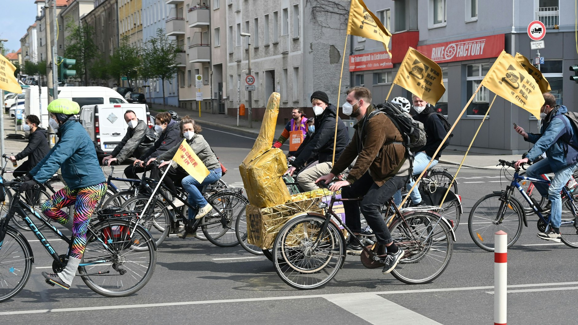 Mit Corona-Masken auf dem Drahtesel: Der Fahrradkorso ist unterwegs durch Berlin.&nbsp;