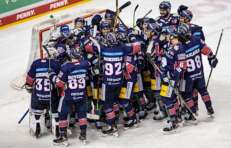 Nach dem Sieg gegen Ingolstadt versammelten sich die Eisbären um ihren Torwart Mathias Niederberger.