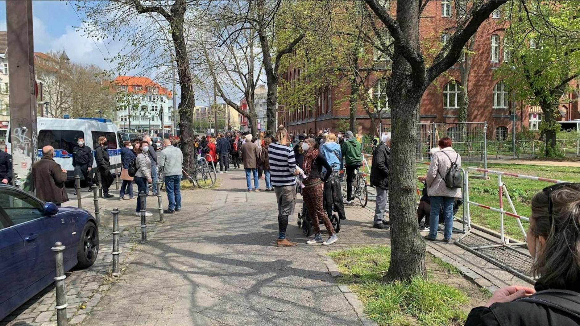 Polizei und Demonstranten am Rathaus Lichtenberg.