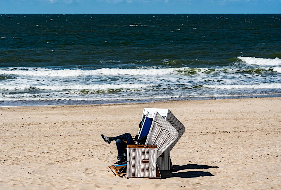 Ein Mann sitzt auf Sylt in einem Strandkorb.