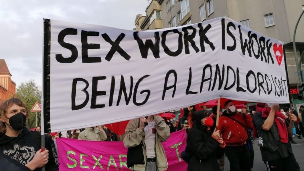 Sogar Sexarbeit ist Protest-Thema bei der linken Demo in Neukölln. 