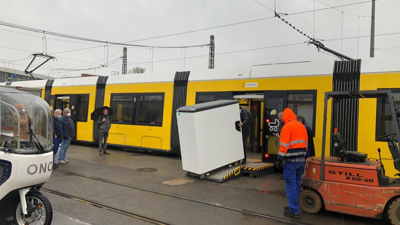 Der erste Testlauf für das neue City-Logistik-Konzept: Auf dem Straßenbahn-Betriebshof Lichtenberg der BVG wird ein Container vom Lastenrad in eine Tram umgeladen. 