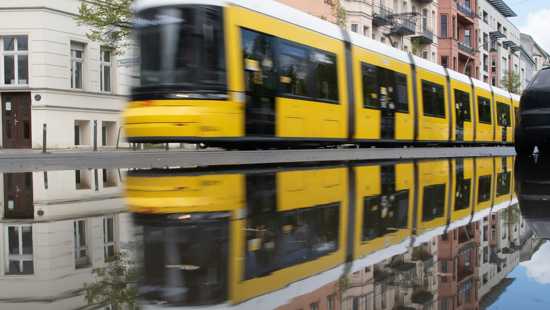 Die Jugendliche geriet in einer Straßenbahn mit sechs Erwachsenen aneinander (Symbolbild).