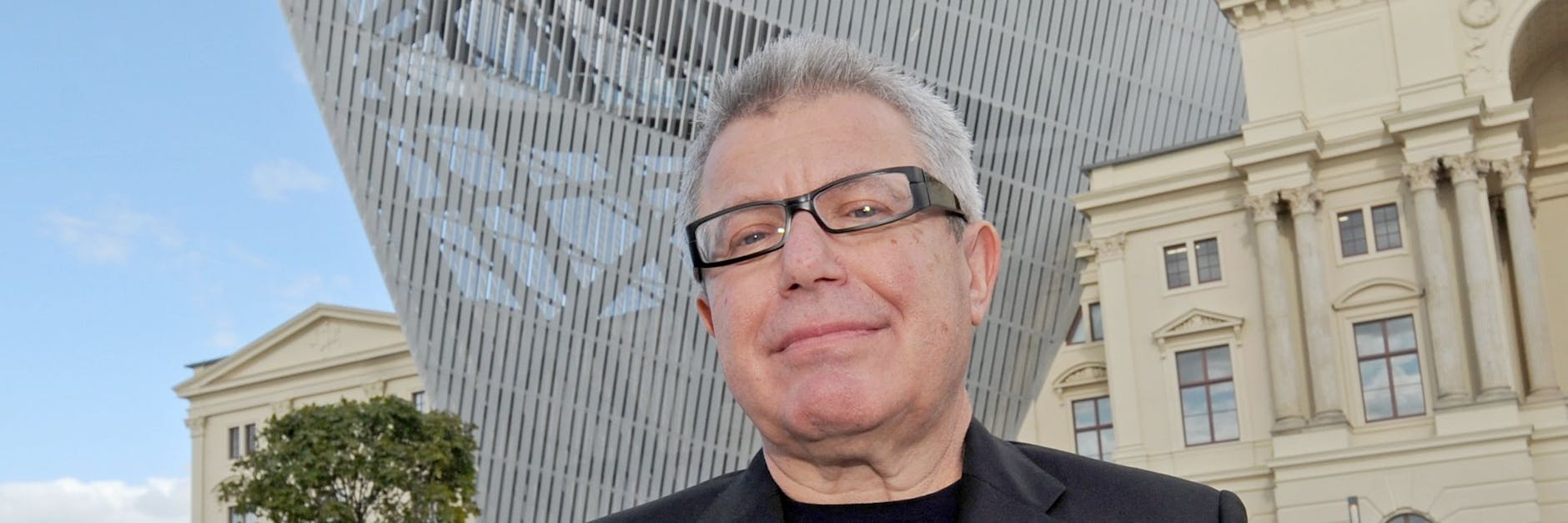 Architekt Daniel Libeskind steht vor dem Militärhistorischen Museum der Bundeswehr, das nach seinen Plänen umgebaut wurde..