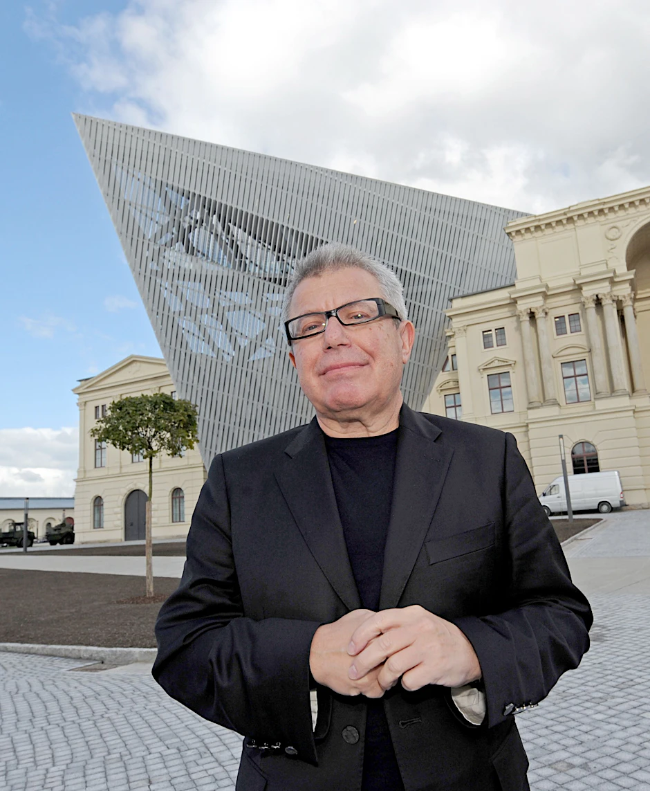 Architekt Daniel Libeskind steht vor dem Militärhistorischen Museum der Bundeswehr, das nach seinen Plänen umgebaut wurde..