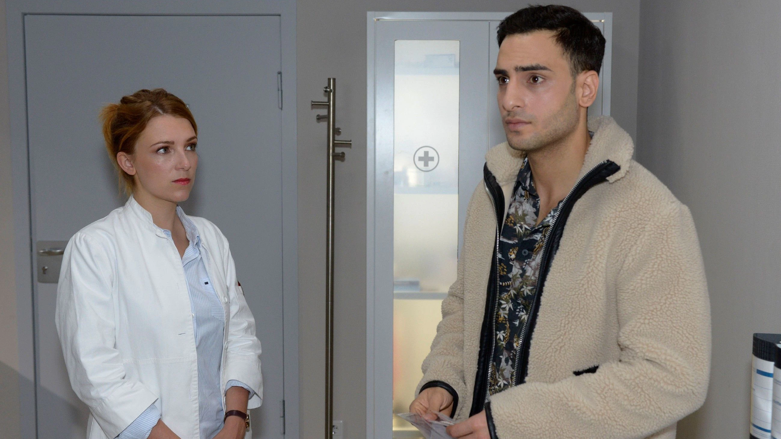 Timur Ülker in seiner GZSZ-Rolle Nihat zusammen mit Iris Mareike Steen als Lilly.