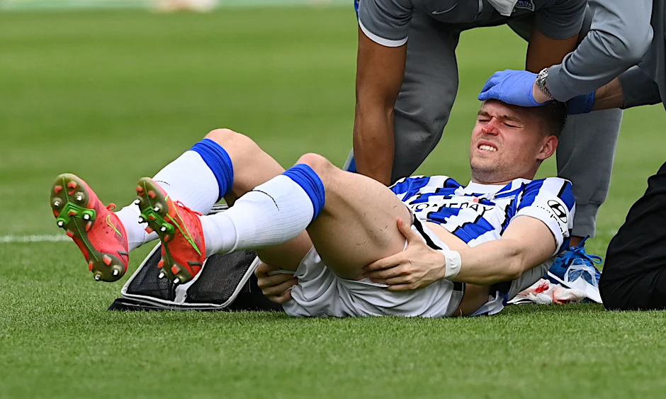 Herthas Maxi Mittelstädt zog sich gegen Arminia Bielefeld eine Gehirnerschütterung zu und musste die Nacht im Krankenhaus verbringen.