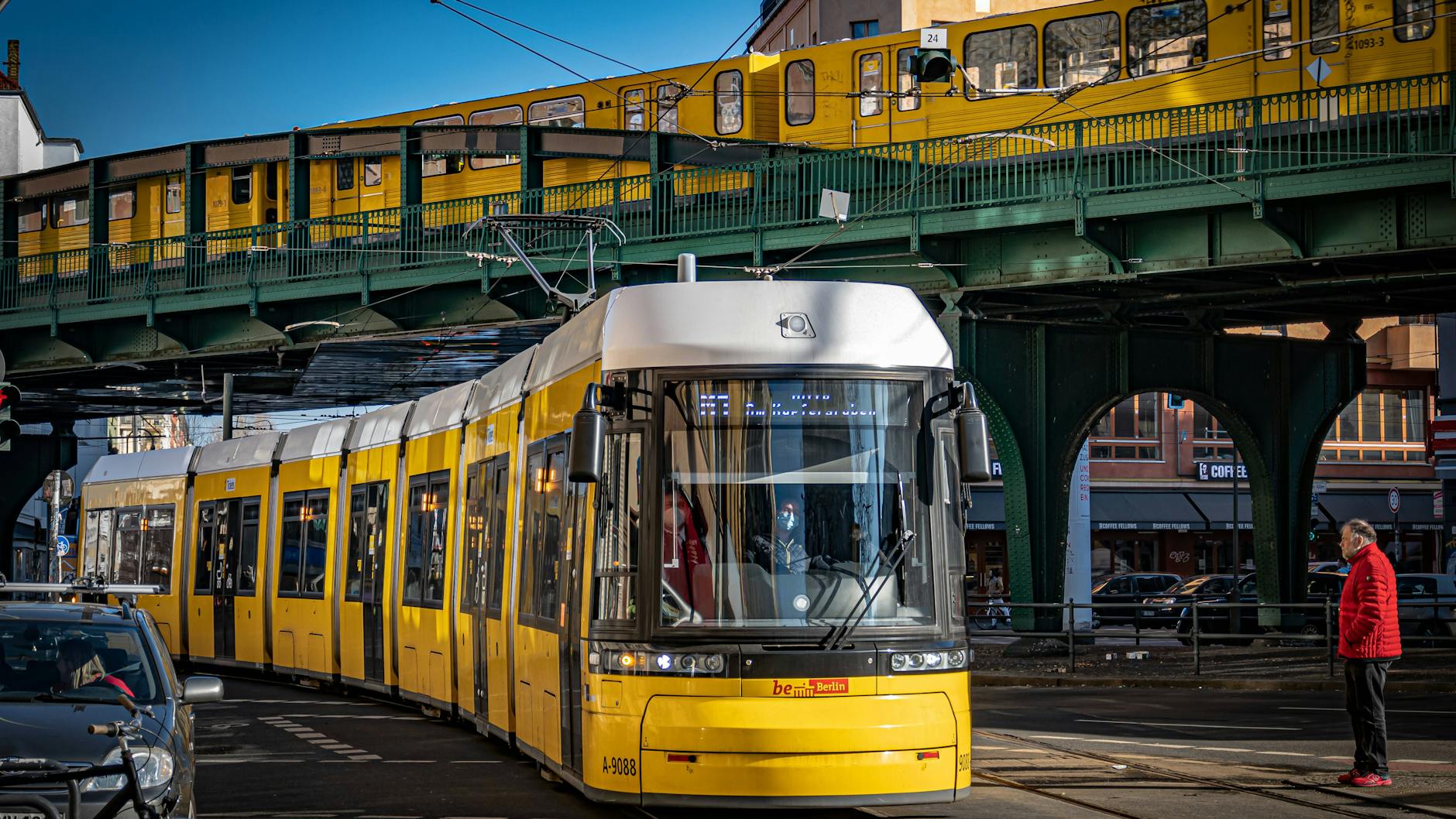 Laut und gefährlich? Eine BVG-Straßenbahn am U-Bahnhof Eberswalder Straße in Prenzlauer Berg.