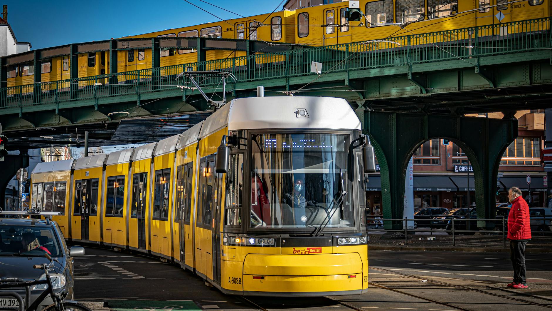 Am U-Bahnhof Eberswalder Straße unterquert eine Straßenbahn das Viadukt der U-Bahn. Das Durchschnittstempo der Berliner Tram ist seit 2017 gesunken. 