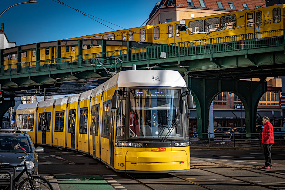 Am U-Bahnhof Eberswalder Straße unterquert eine Straßenbahn das Viadukt der U-Bahn. Das Durchschnittstempo der Berliner Tram ist seit 2017 gesunken.&nbsp;