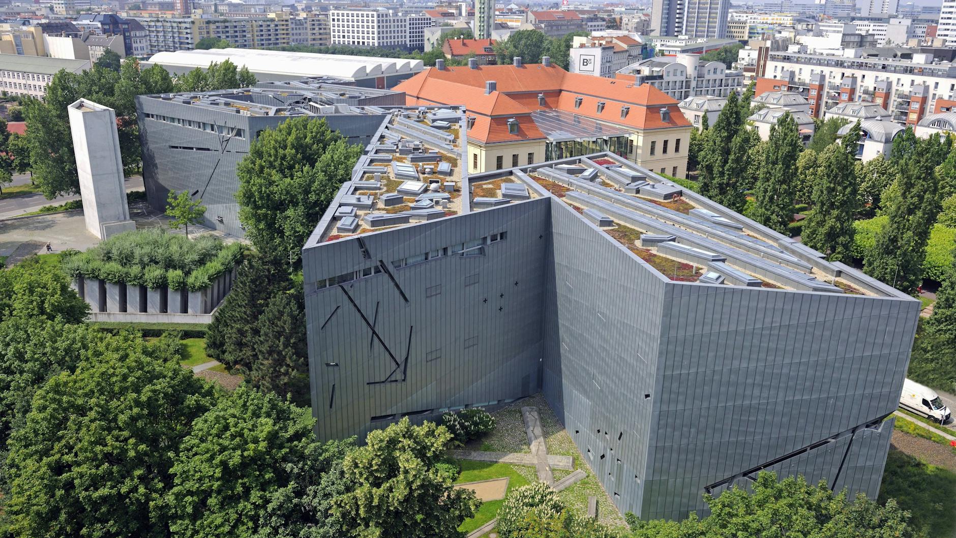 Das Jüdische Museum, 1999 fertiggestellt. Das Untergeschoss spaltet sich in drei auseinanderstrebende „Achsen“: die „Achse der Kontinuität“, die „Achse des Exils“ und die „Achse des Holocaust“.