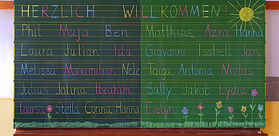 Auf einer Tafel stehen einige von Deutschlands beliebstesten Vornamen.