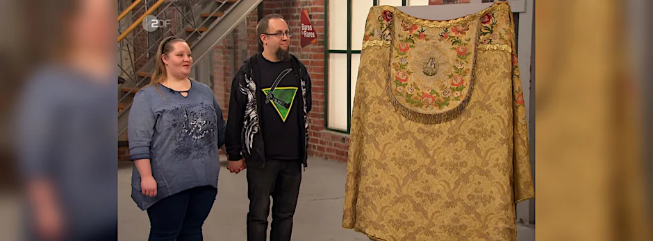 Haben einen alten Umhang mit zu&nbsp;„Bares für Rares“ gebracht:&nbsp;Sarah Mühlen und Mike Oppermann.