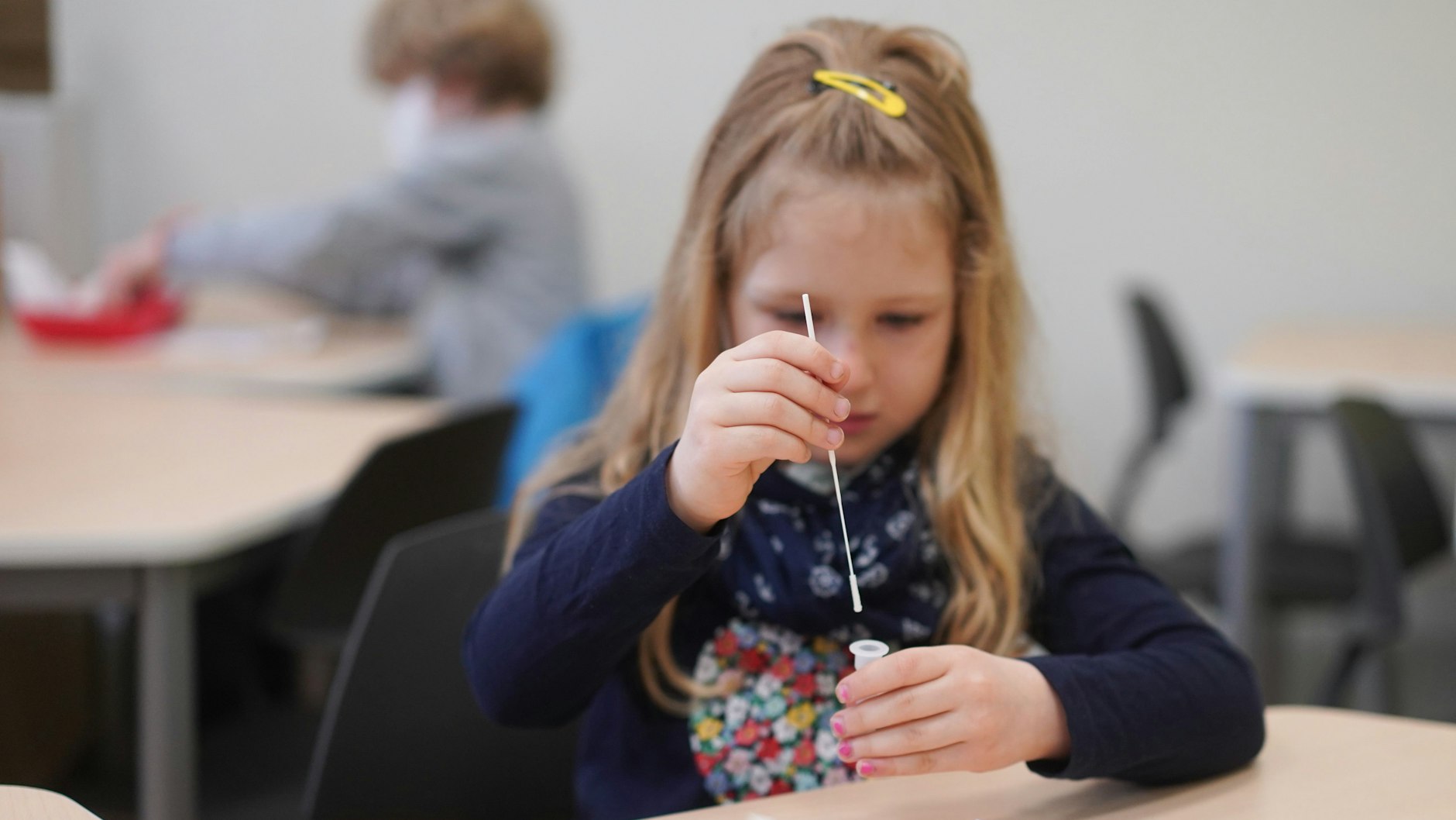 Eine Schülerin führt in einer Berliner Gesamtschule vor Unterrichtsbeginn einen Corona-Selbsttest durch.