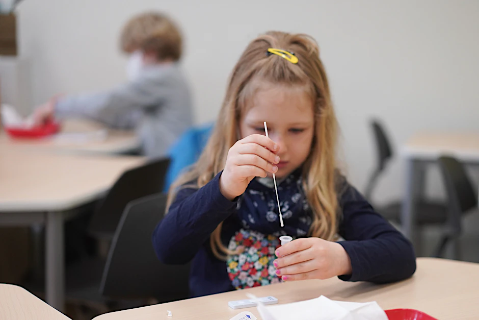 Eine Schülerin führt in einer Berliner Gesamtschule vor Unterrichtsbeginn einen Corona-Selbsttest durch.