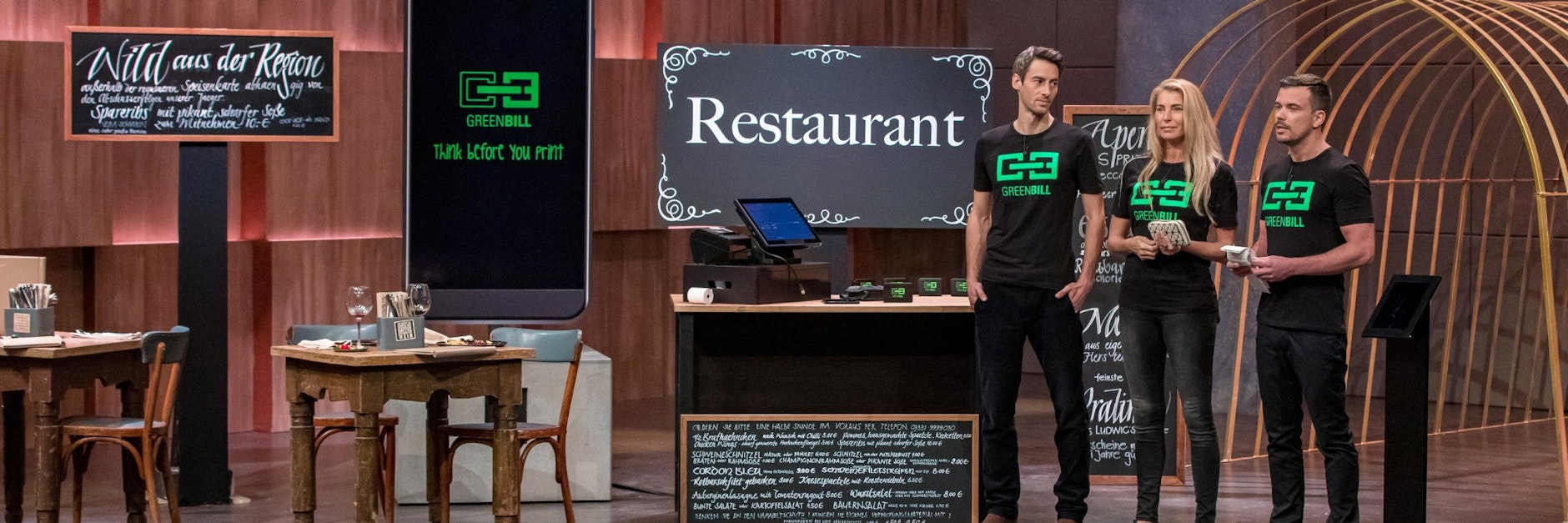 Giulia Siegel, Ludwig Heer und ihr Geschäftspartner Tobias Kiessling (l.) stellen bei „Die Höhle der Löwen“ ihr Start-Up GreenBill vor