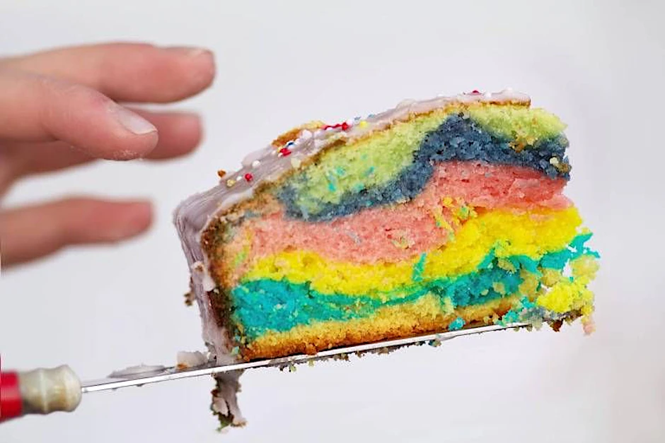 Papageienkuchen geht immer: der super saftige Kuchen wird mit seinen bunten Farben zum Hingucker.&nbsp;