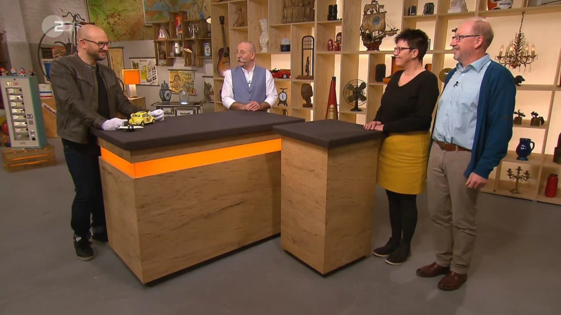 Sind gute Freunde geworden: „Bares für Rares“-Experte Sven Deutschmanek (l.) und Moderator Horst Licher (M.)