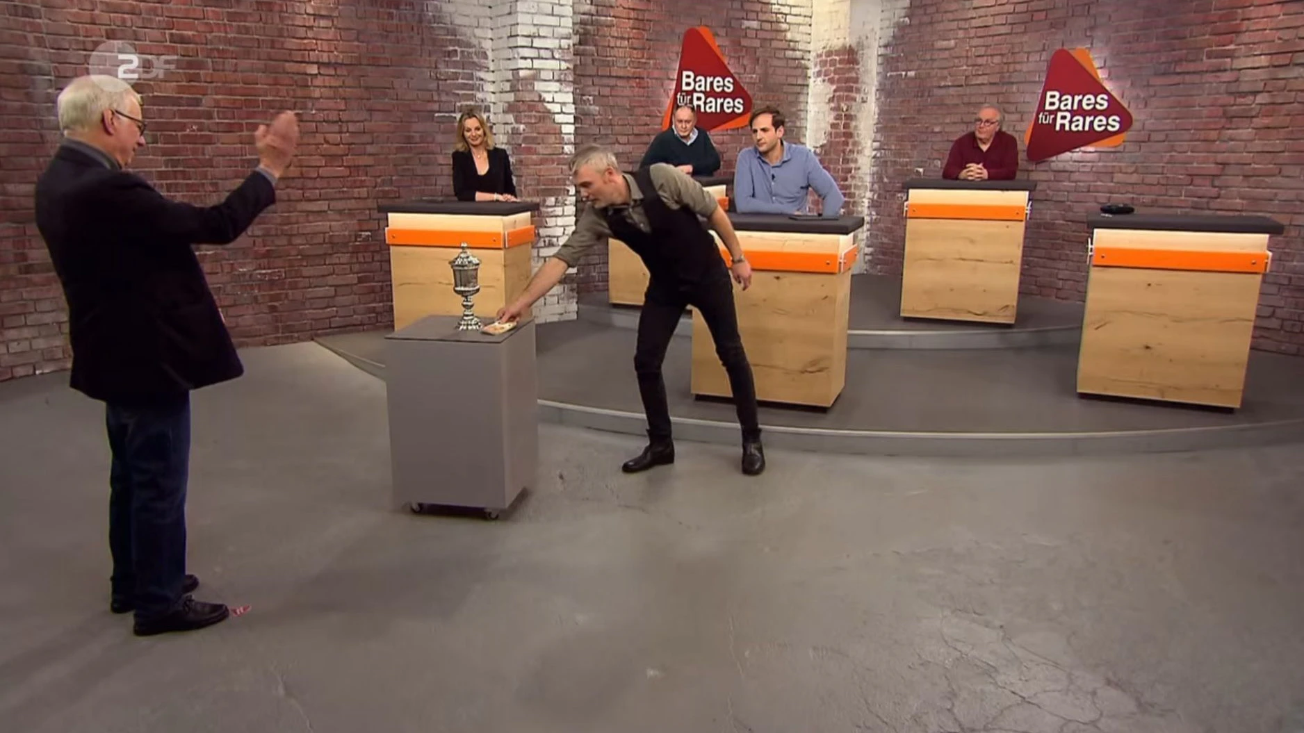 „Bares für Rares“-Händler&nbsp;Christian Vechtel bekommt den Zuschlag, zahlt 3100 Euro für den Pokal.