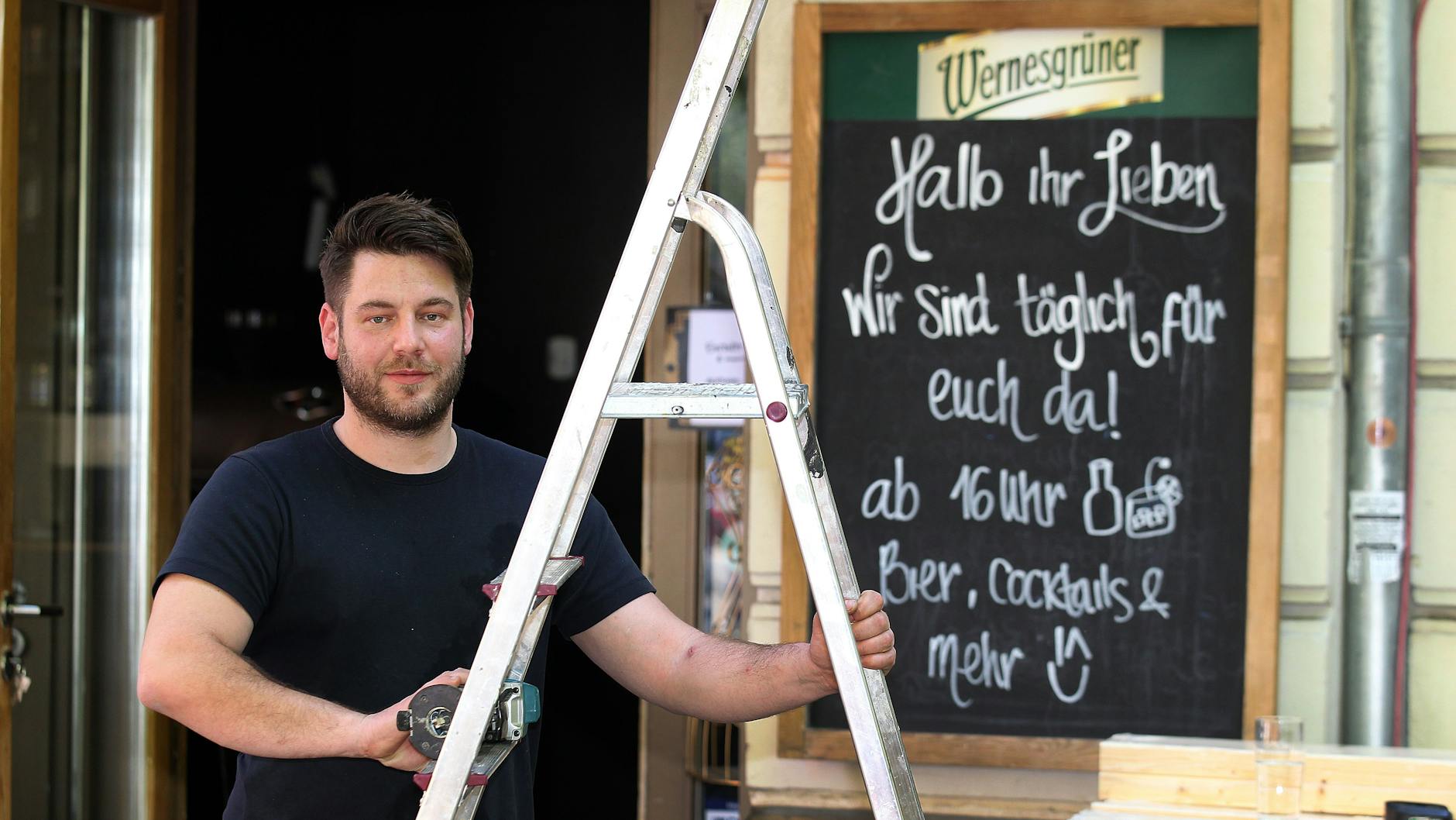 Mirko Meuche bringt sein Café März im Prenzlauer Berg auf Vordermann