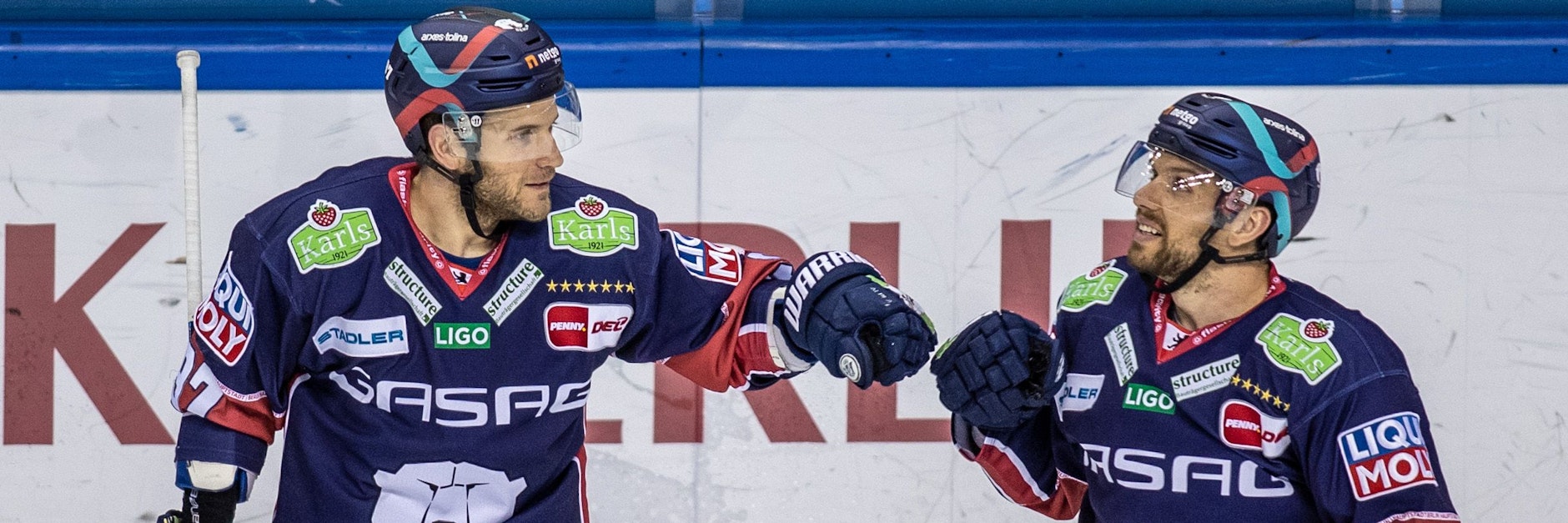 Matt White (l.) und Zach Boychuk werden auch in der kommenden Saison das EHC-Trikot tragen.