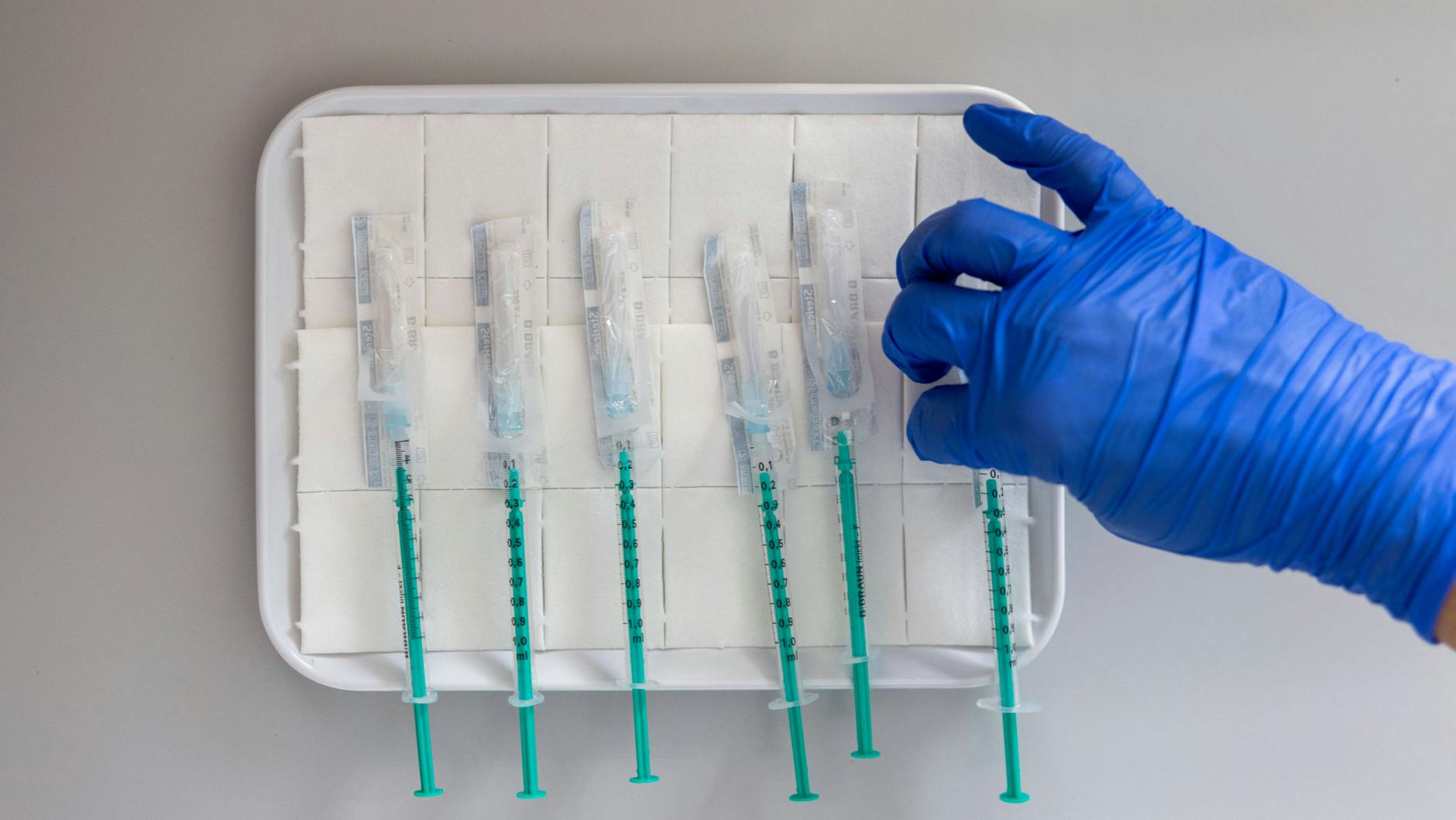 Vorbereitete Impfspritzen (Symbolbild): Die Amtsärzte gehen davon aus, dass im Sommer zusätzlich zu den Erst- und Zweitimpfungen erste Auffrischungsimpfungen nötig sind.