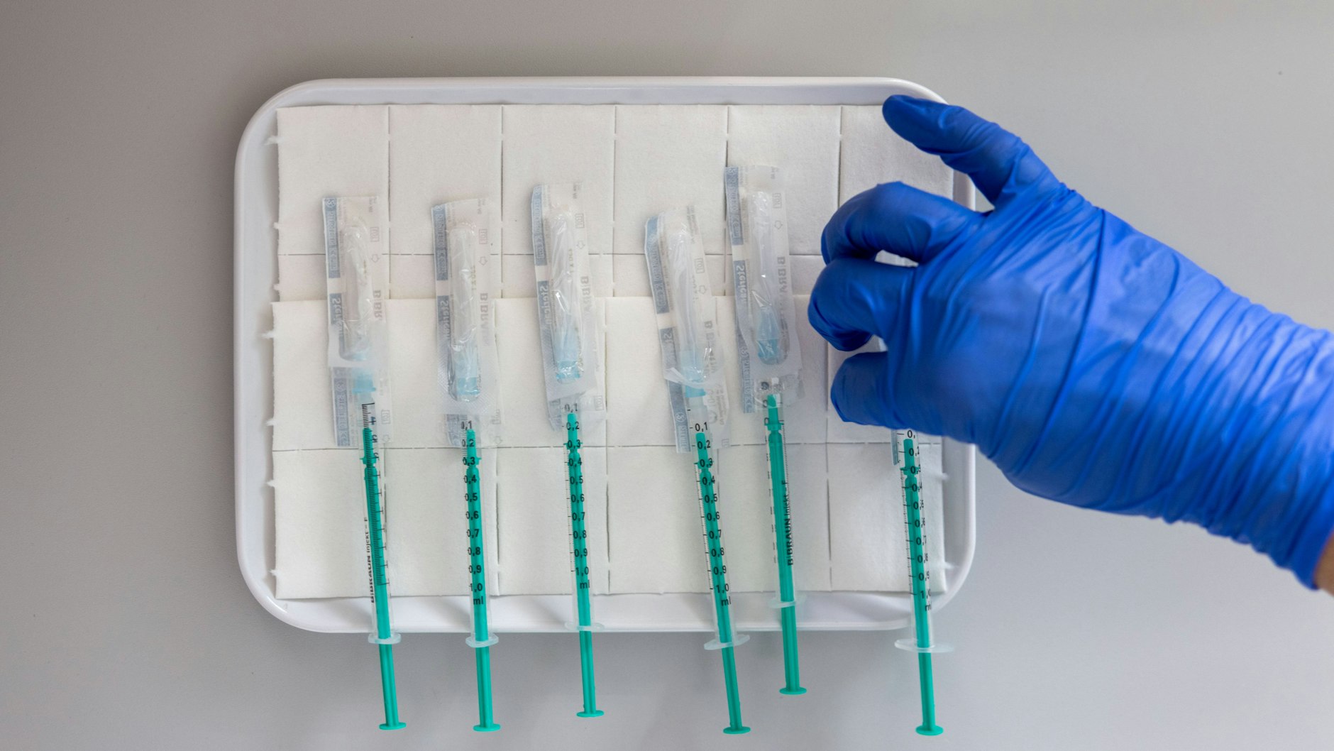 Vorbereitete Impfspritzen (Symbolbild): Die Amtsärzte gehen davon aus, dass im Sommer zusätzlich zu den Erst- und Zweitimpfungen erste Auffrischungsimpfungen nötig sind.