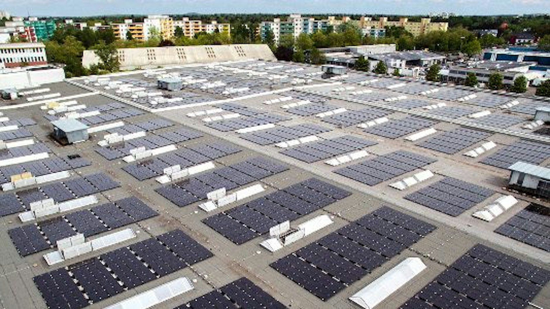 Diese Solar-Dachanlage auf einer Produktionshalle in Berlin-Marienfelde ist Herstellerangaben zufolge die weltweit erste Photovoltaik-Dachanlage mit einer Systemspannung von 1.500 Volt.
