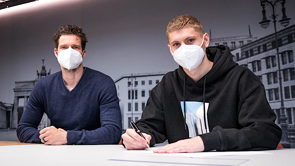 Die Tinte ist trocken: Marton Dardai (r.) verlängerte seinen Vertrag und macht Sportdirektor Arne Friedrich froh.