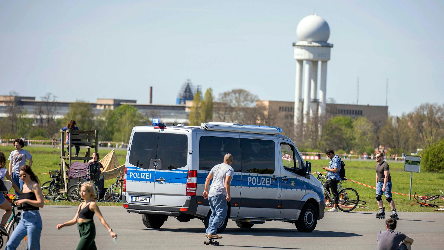 Ein Polizeiwagen fährt am 9. Mai 2021 über das Tempelhofer Feld in Berlin.