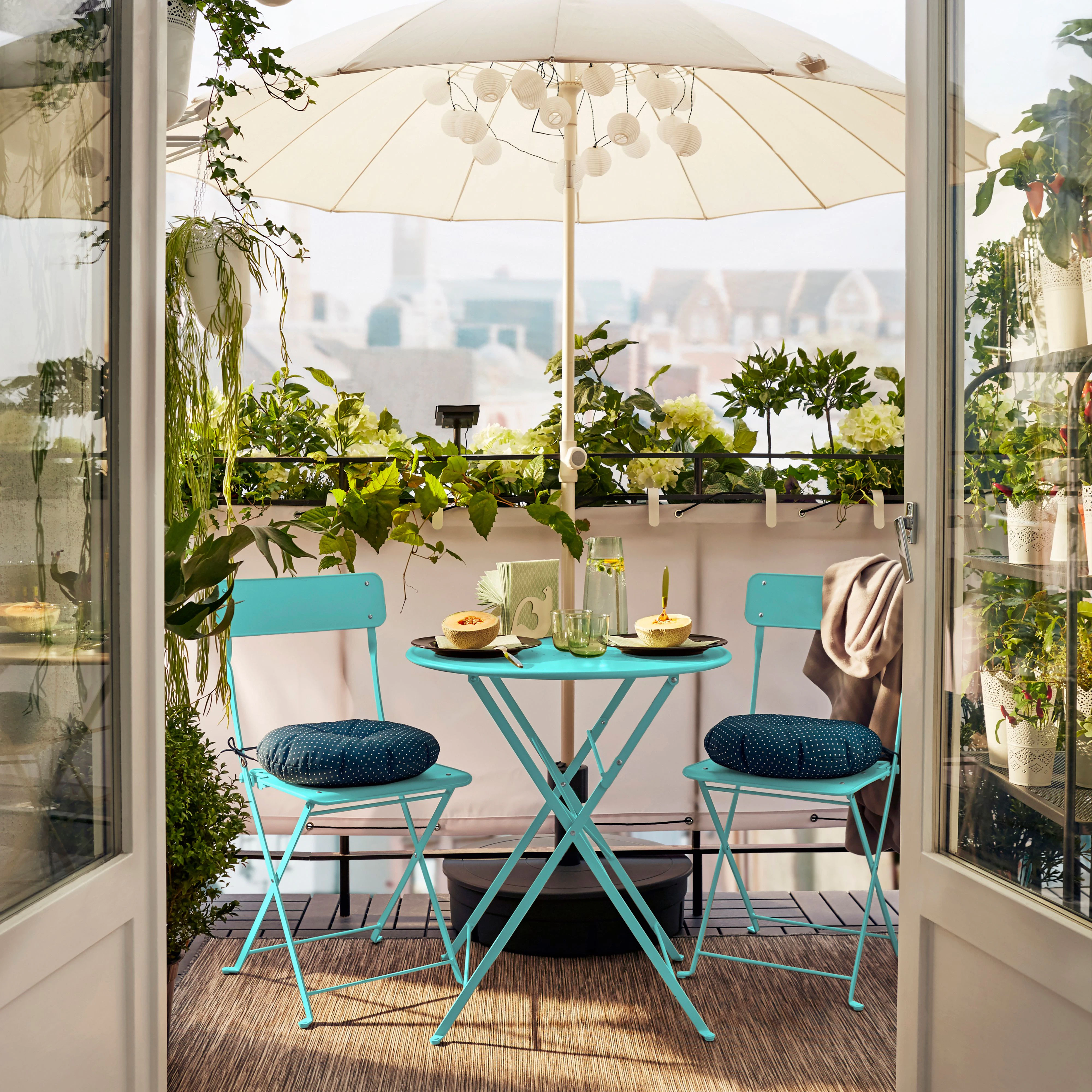 Ein Sonnenschirm spendet Schatten und sorgt auch an heißen Tagen dafür, dass der Balkon weiter nutzbar bleibt.&nbsp;