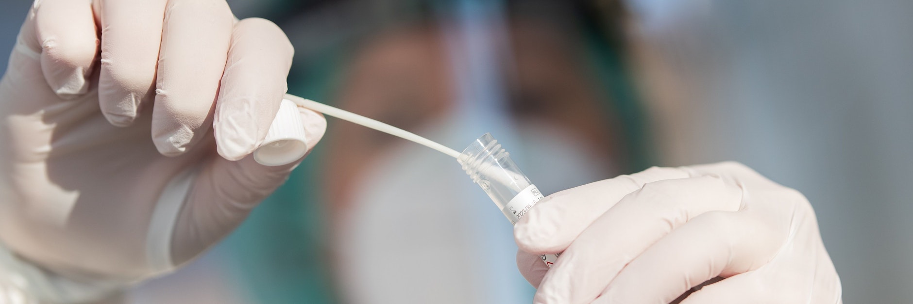 Ein Mitarbeiter zeigt in der Corona-Abstrichstelle auf dem Festplatz einen Abstrich für einen Corona-Test.&nbsp;