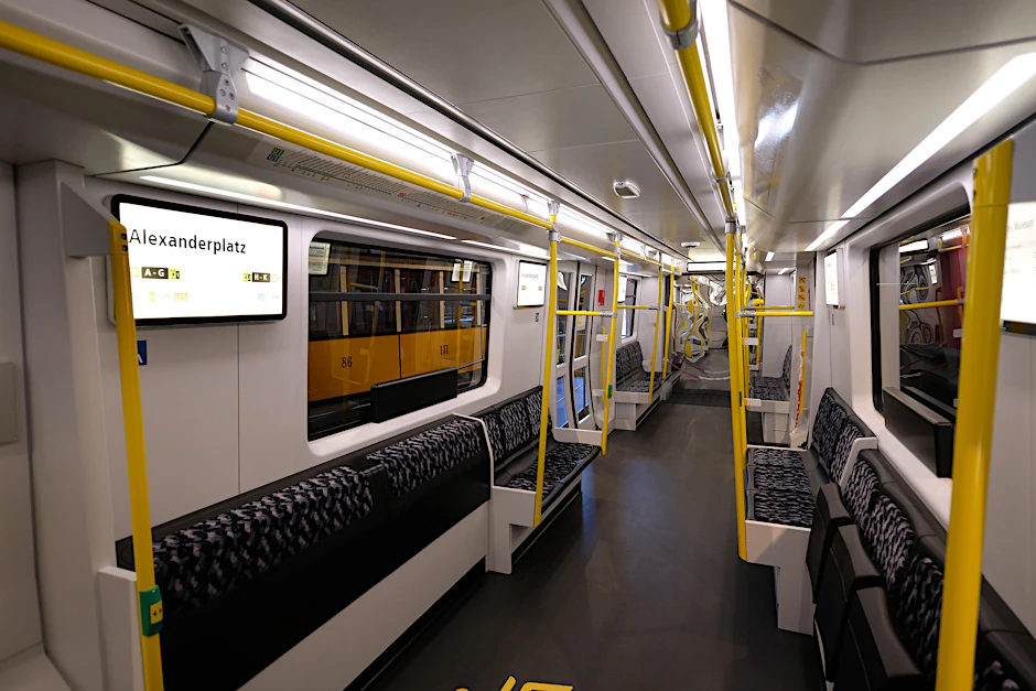 So sieht das 1:1-Modell der neuen U-Bahn-Generation für Berlin innen aus.