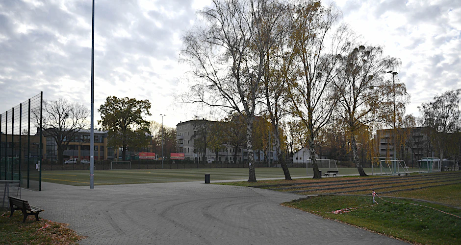 Kunstrasenplatz auf dem Trainingsgelände des Nachwuchsleistungszentrums.